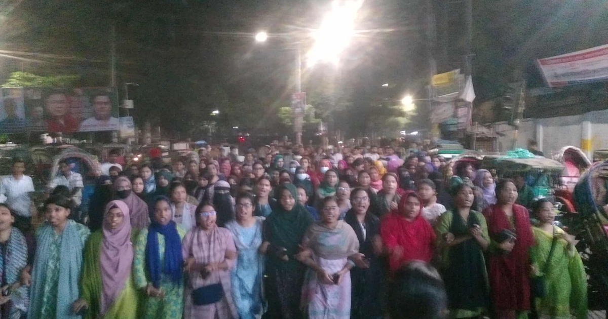 জবি শিক্ষার্থী জোবায়েদ হত্যার প্রতিবাদে পুরান ঢাকার তাঁতিবাজার মোড় অবরোধ