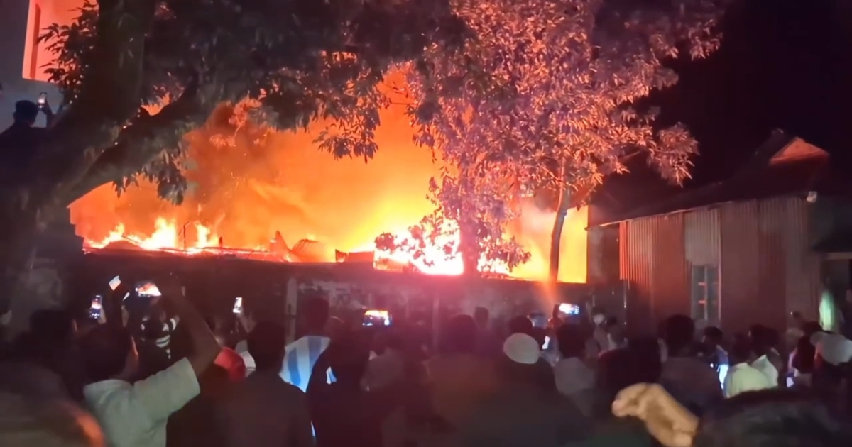 দুর্গাপুরে আগুনে দুই পরিবারের বসতঘর পুড়ে ছাই, আহত বৃদ্ধা