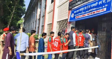 রাকসু নির্বাচনে উৎসবমুখর পরিবেশে ভোটগ্রহণ শুরু