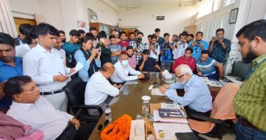 আদালতের রায়ে গবিতে ফিরলেন রেজিস্ট্রার দেলোয়ার, শিক্ষার্থীদের মিশ্র প্রতিক্রিয়ায় উত্তপ্ত ক্যাম্পাস