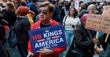 গণতন্ত্র রক্ষায় যুক্তরাষ্ট্রে ‘নো কিংস’ ব্যানারে ট্রাম্পবিরোধী ব্যাপক বিক্ষোভ