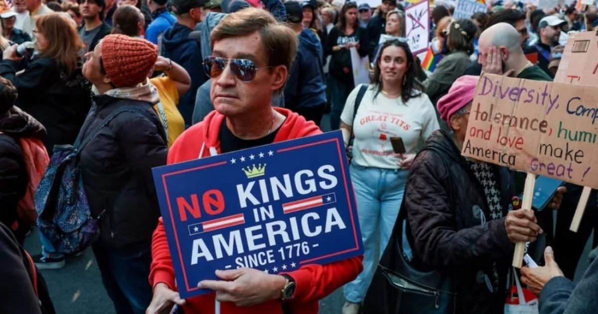 গণতন্ত্র রক্ষায় যুক্তরাষ্ট্রে ‘নো কিংস’ ব্যানারে ট্রাম্পবিরোধী ব্যাপক বিক্ষোভ