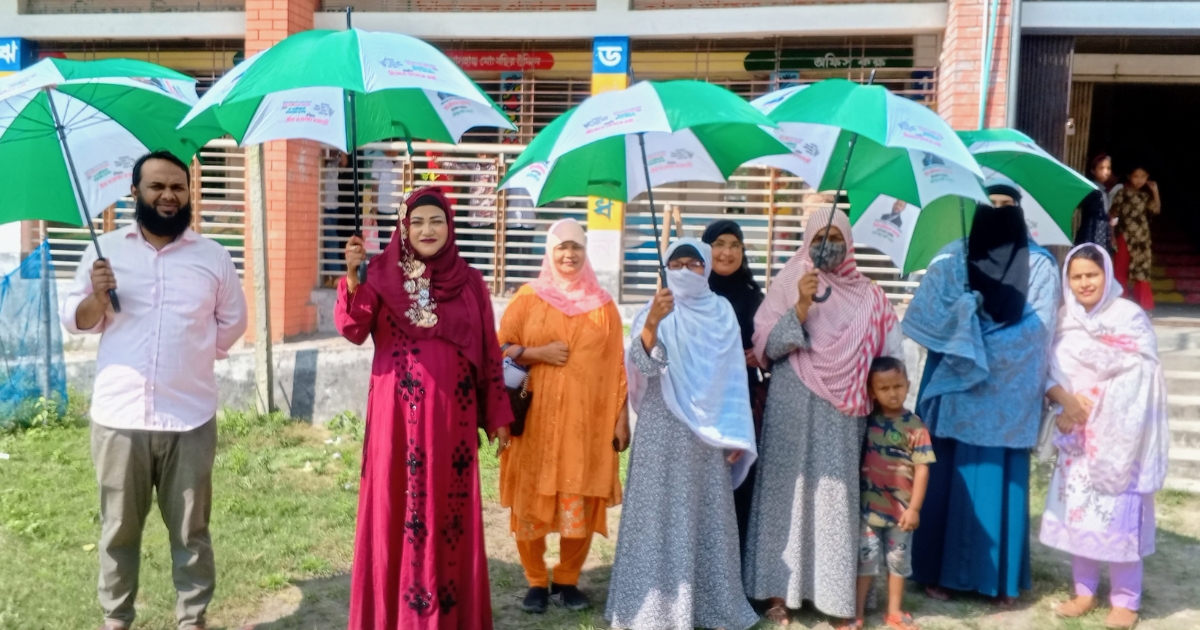 টাঙ্গাইলে বিভিন্ন স্কুল কলেজের শিক্ষকদের মাঝে টুকুর পক্ষে ছাতা বিতরণ