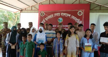 দীঘিনালায় সেনাবাহিনীর মানবিক উদ্যোগ: অস্বচ্ছল শিক্ষার্থী ও পরিবারের পাশে ৪ ইস্ট বেঙ্গল
