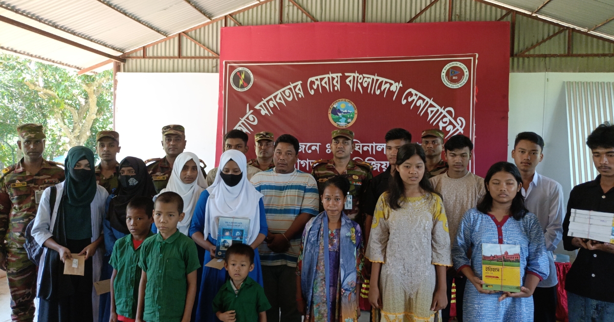 দীঘিনালায় সেনাবাহিনীর মানবিক উদ্যোগ: অস্বচ্ছল শিক্ষার্থী ও পরিবারের পাশে ৪ ইস্ট বেঙ্গল