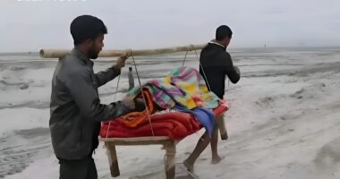 কাঁধে মা, পিঠে জীবন: তিস্তা চরের নির্মম বাস্তবতা