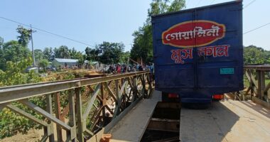 দীঘিনালা-মাইনি রোডে বেইলি ব্রিজের পাট্টা খুলে যান চলাচল বন্ধ