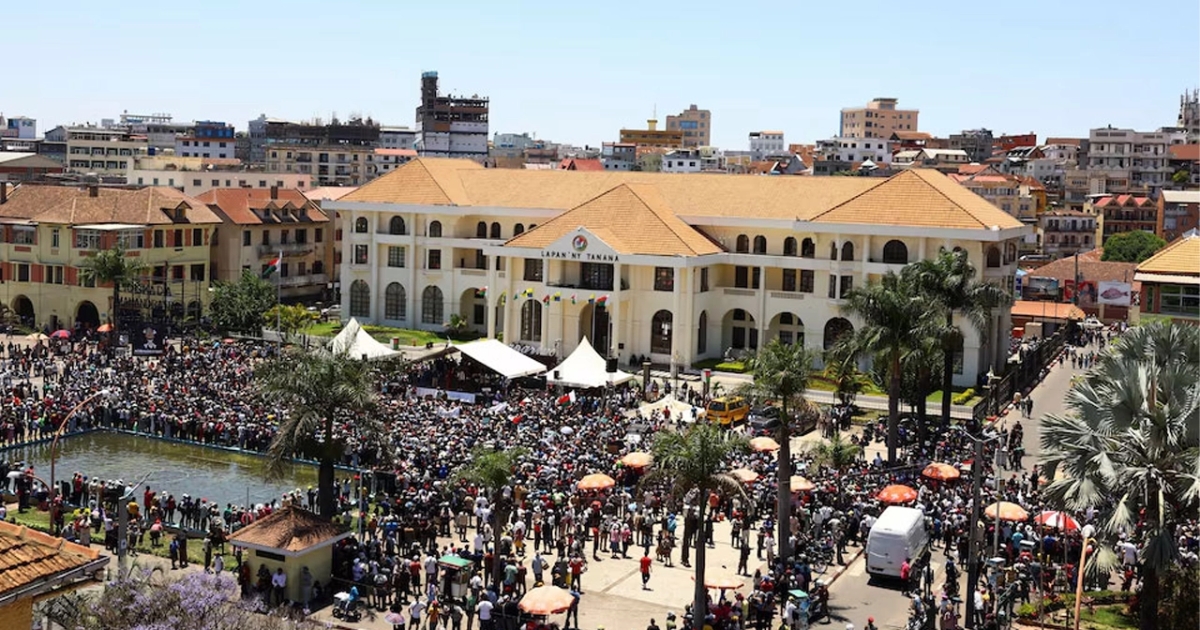 জেন-জি বিক্ষোভের মুখে এবার দেশ ছেড়ে পালালেন মাদাগাস্কারের প্রেসিডেন্ট