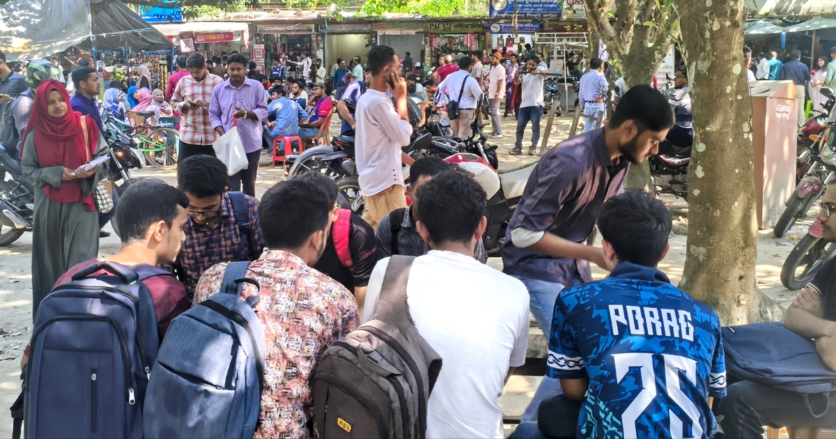 রাকসু নির্বাচন: শেষ দিনের প্রচারণায় জমজমাট ক্যাম্পাস