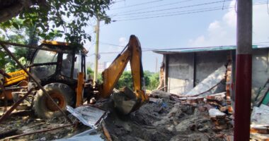 সিংগাইরে দখলবাজদের বিরুদ্ধে প্রশাসনের কঠোর অভিযান