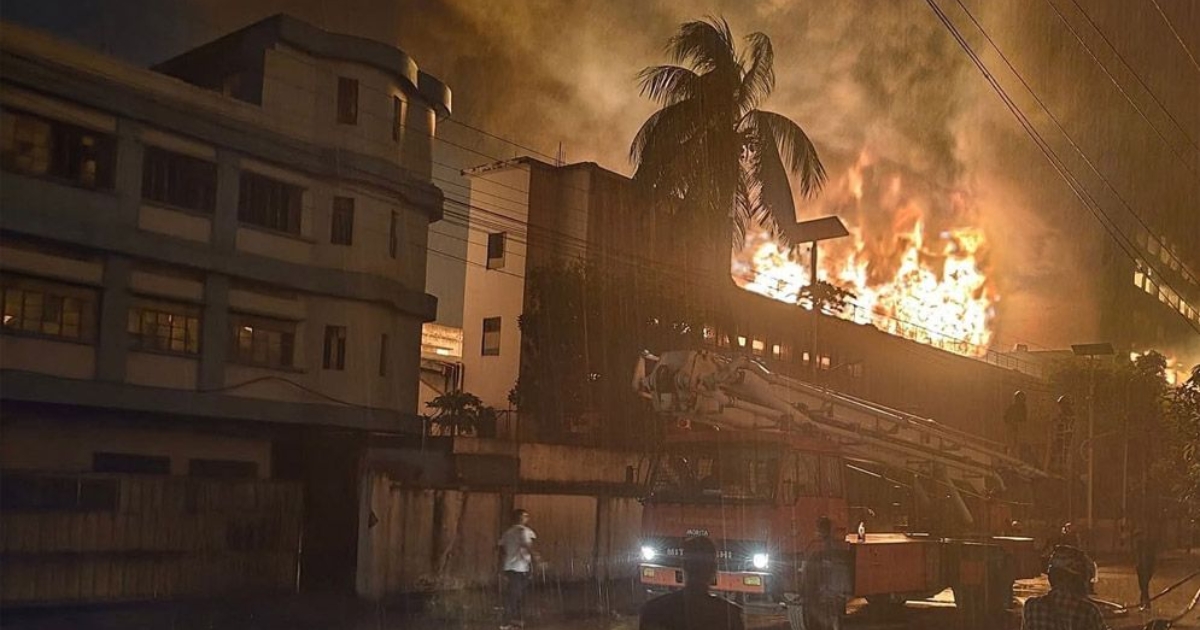 এখনও জ্বলছে আগুন, ভেঙে পড়েছে ভবনের ছাদ