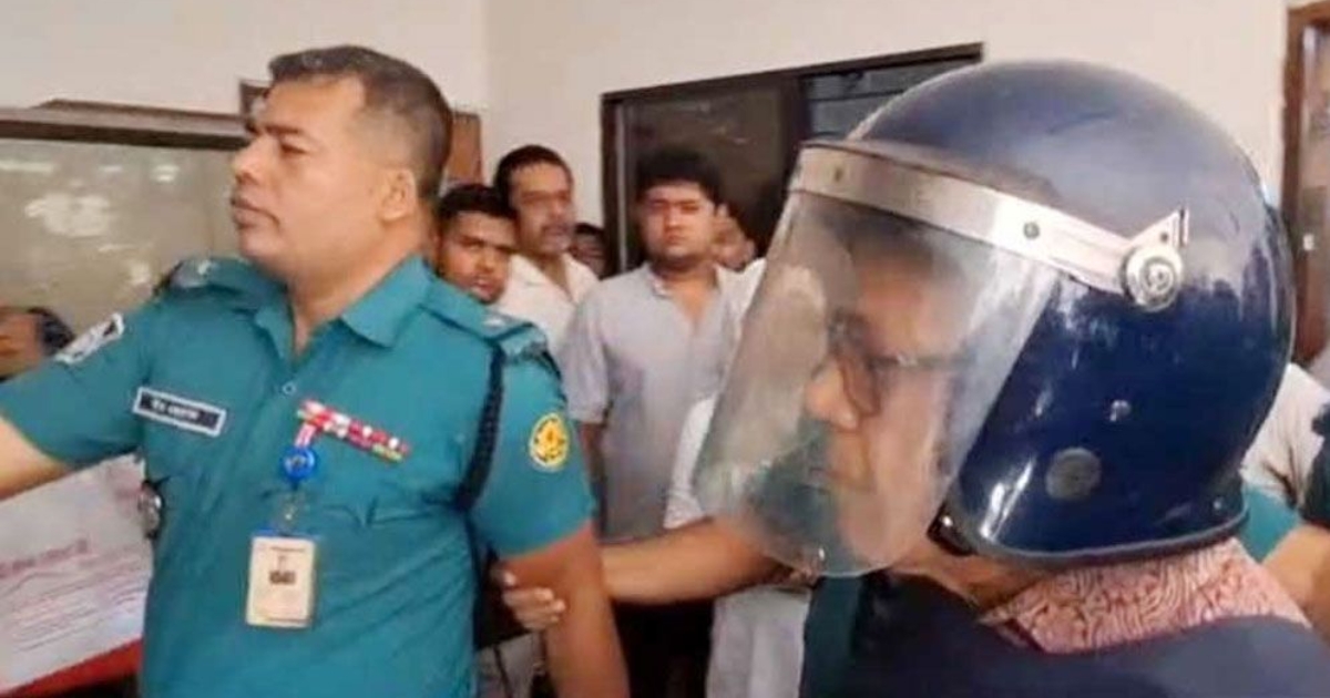 চকলেট খেতে বাধা দেওয়ায় মেজাজ হারালেন কামরুল ইসলাম