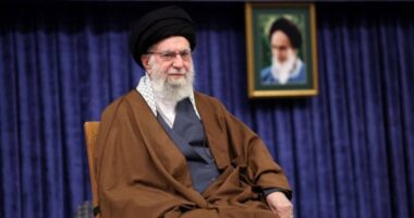 মার্কিন প্রেসিডেন্ট ইরানের পরমাণু শিল্প ধ্বংসের ধারণা নিয়েই থাকুন: আয়াতুল্লাহ খামেনেয়ী