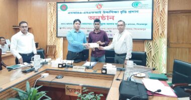 অসচ্ছল মেধাবী শিক্ষার্থীদের উচ্চশিক্ষা বৃত্তি দিলো ‘ডাক দিয়ে যাই’