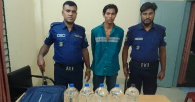 বান্দরবানের রেইচা আর্মি চেকপোস্টে তল্লাশিতে ১০ লিটার দেশীয় মদসহ মাদক ব্যবসায়ী আটক