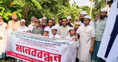 অবহেলিত রাস্তার সংস্কারের দাবিতে টঙ্গীবাড়ির নশংকর এলাকায় মানববন্ধন