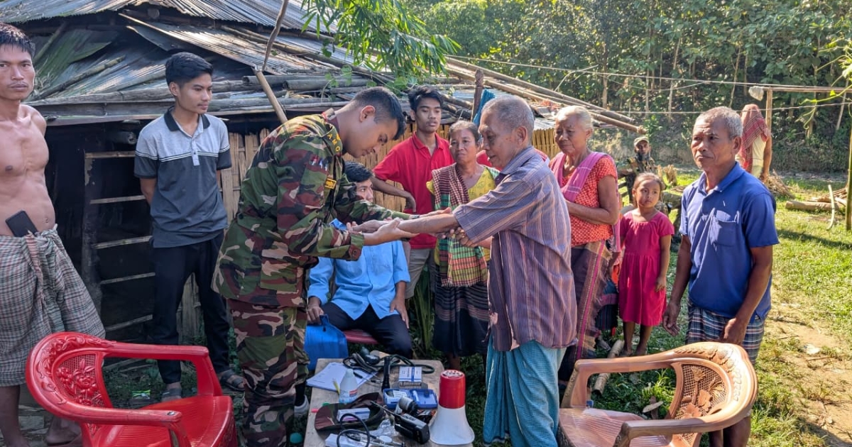 দীঘিনালায় সেনাবাহিনীর ফ্রি মেডিকেল ক্যাম্প : দুই শতাধিক পাহাড়ি-বাঙালি পেলেন চিকিৎসা সেবা
