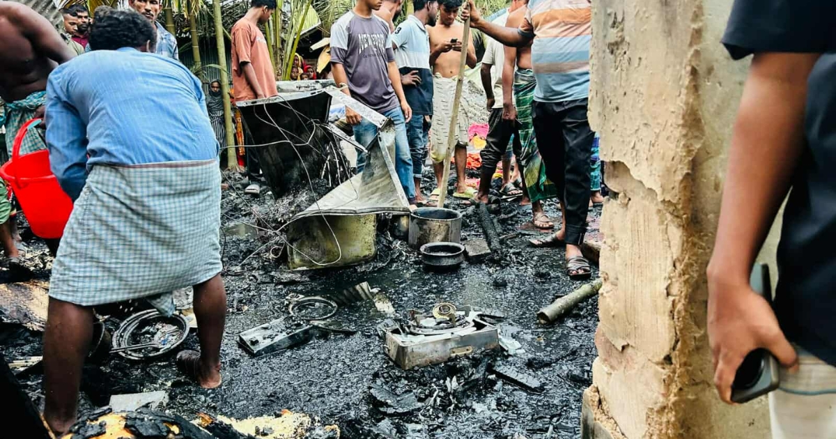 তালা ভাগবা বাজারের পাশে বশত ঘরে আগুন, তিন লক্ষ টাকার ক্ষতি