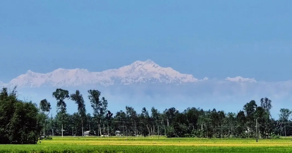 নীলফামারীর চিলাহাটি থেকে উকি দিতে শুরু করেছে কাঞ্চনজঙ্ঘার অপরুপ দৃশ্য