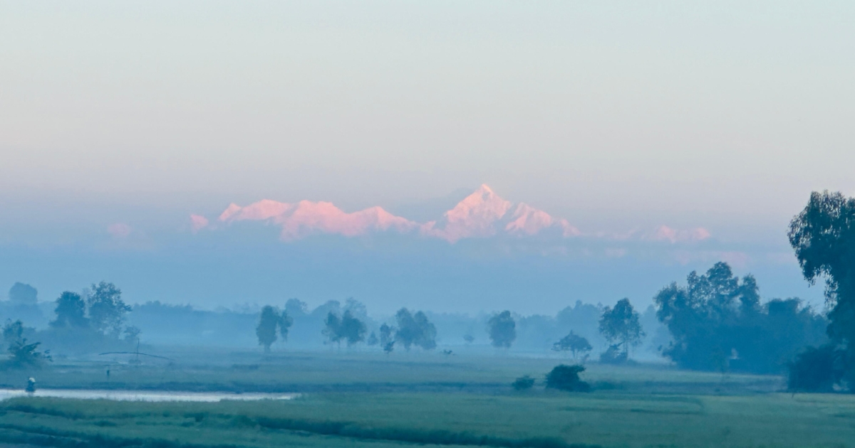 কাঞ্চনজঙ্ঘার মায়াবী রূপে মুগ্ধ তিস্তা ব্যারেজ