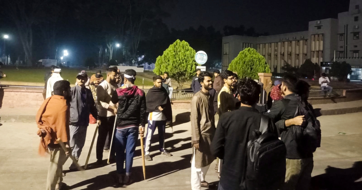 নিষিদ্ধ ছাত্রলীগ ঠেকাতে লাঠি হাতে রাকসু সদস্যদের গণজমায়েত
