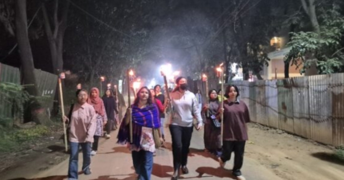 জাবি অধ্যাপক নাহরীনের বিরুদ্ধে জামায়াত নেতার মামলার প্রতিবাদে মশাল মিছিল