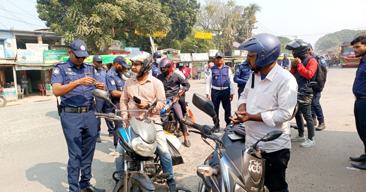আ.লীগের লকডাউন ঘিরে সতর্ক অবস্থানে রয়েছে আইনশৃঙ্খলা বাহিনী