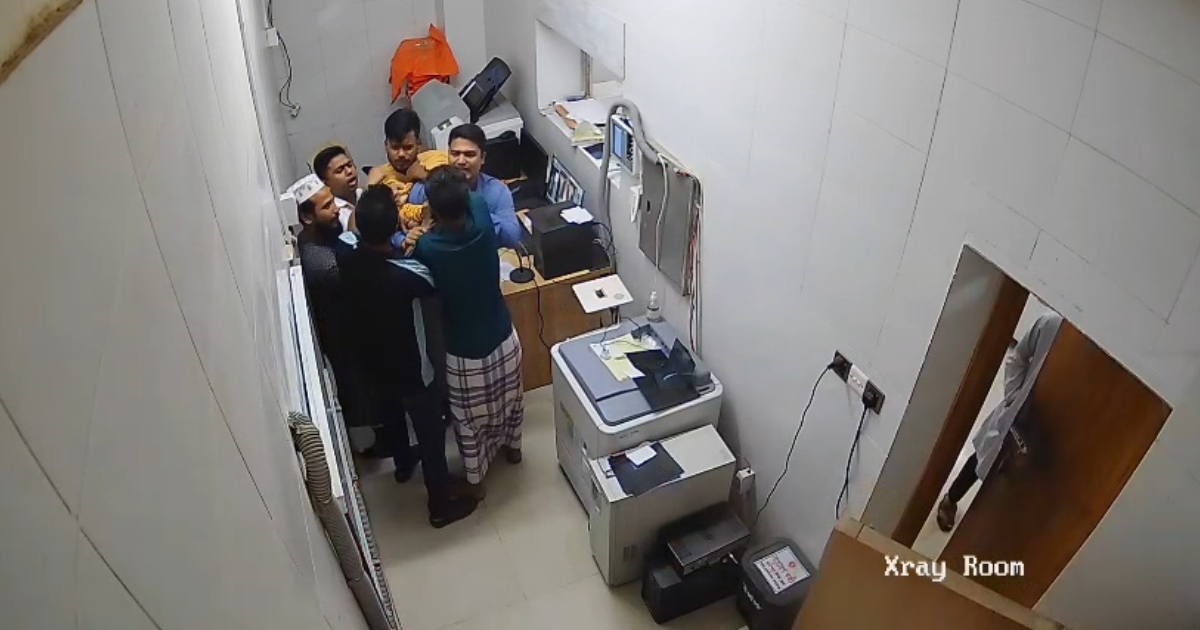 সিরিয়াল ভেঙ্গে এক্সরে না করায় হাসপাতালের কর্মীকে মারধর