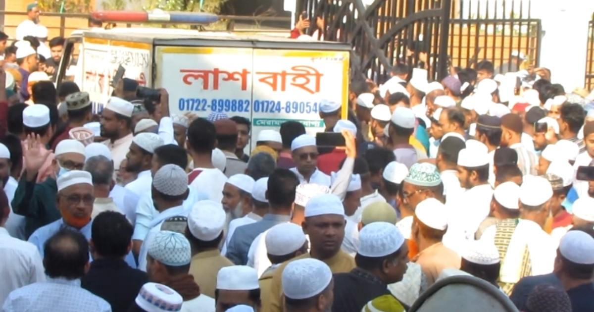 তোফায়েল আহমেদ এর সহধর্মিণী আনোয়ারা আহমেদ কে জানাজা শেষে পারিবারিক কবরস্থানে দাফন