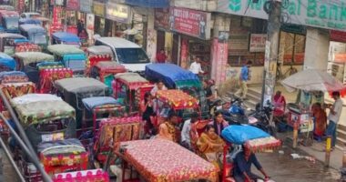 টাঙ্গাইলের পৌর সড়কে ব্যাটারিচালিত রিকশায় সয়লাব, স্থবির নাগরিক জীবন