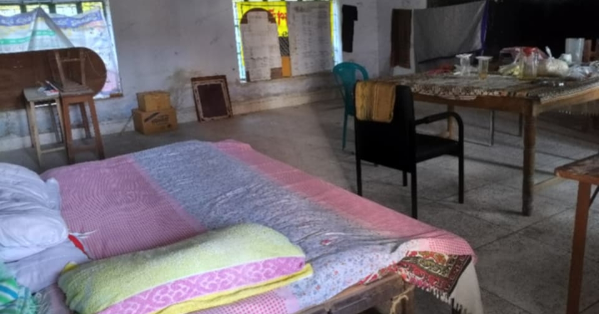 শ্রেণীকক্ষ পরিণত হয়েছে প্রধান শিক্ষকের থাকার ঘরে
