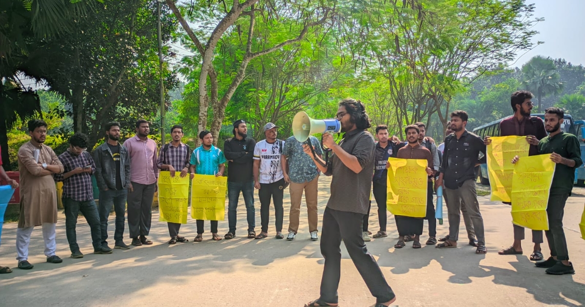 কুবিতে শিক্ষক নিয়োগে বাধার অভিযোগ, শিক্ষার্থীদের মানববন্ধন