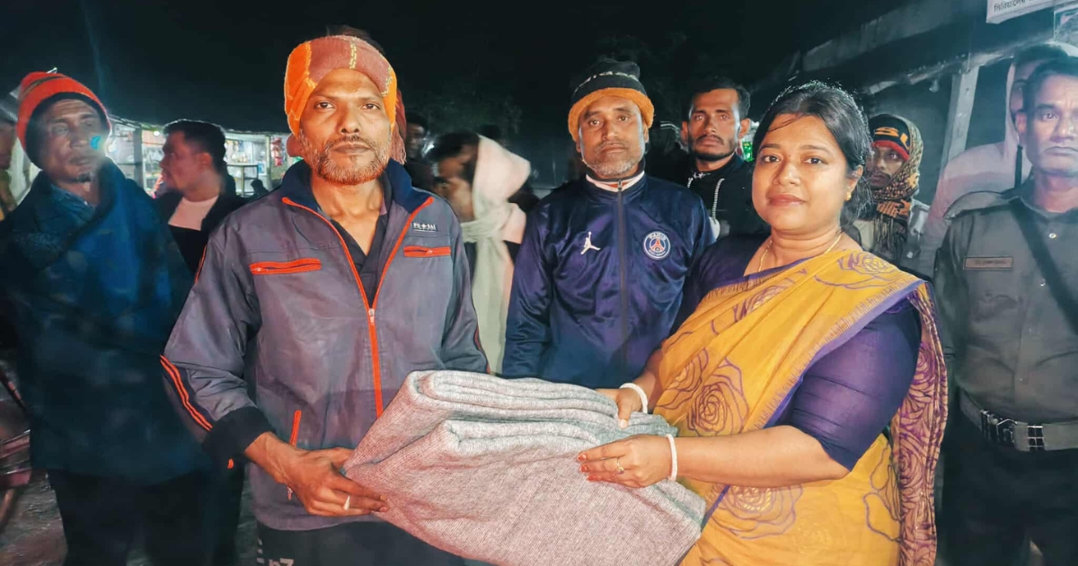 তালায় বিভিন্ন বাজারে অসহায় মানুষের মাঝে শীতবস্ত্র বিতরণ করলেন ইউএনও দীপা রানী সরকার