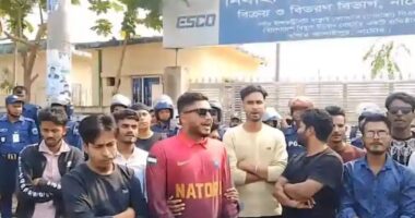 নাটোরে প্রি-পেইড মিটার বাতিলের দাবিতে সড়ক অবরোধ, নেসকো অফিস অবরুদ্ধ