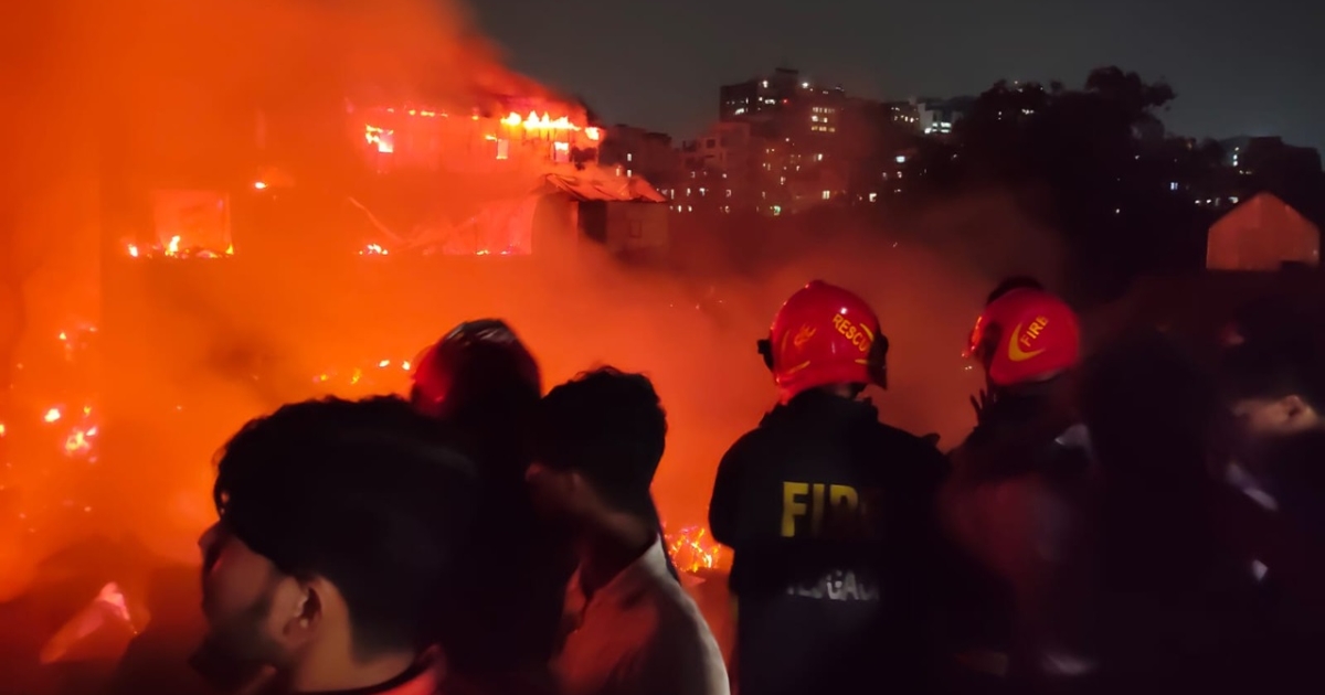 দীর্ঘ ৫ ঘণ্টা পর রাজধানীর কড়াইল বস্তির আগুন নিয়ন্ত্রণে