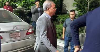 মধ্যরাতে খালেদা জিয়ার শারীরিক অবস্থার খোঁজ নিতে হাসপাতালে আইন উপদেষ্টা আসিফ নজরুল