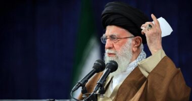 ইসরায়েলকে ছাড়লেই কেবল যুক্তরাষ্ট্রকে সহযোগিতা করবে ইরান : খামেনি