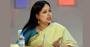 “রাজনীতি এখন ডাস্টবিনের মতো হয়ে গেছে, ভদ্র পরিবারের মেয়ে এই নোংরায় নামবে কেন ”: রুমিন ফারহানা