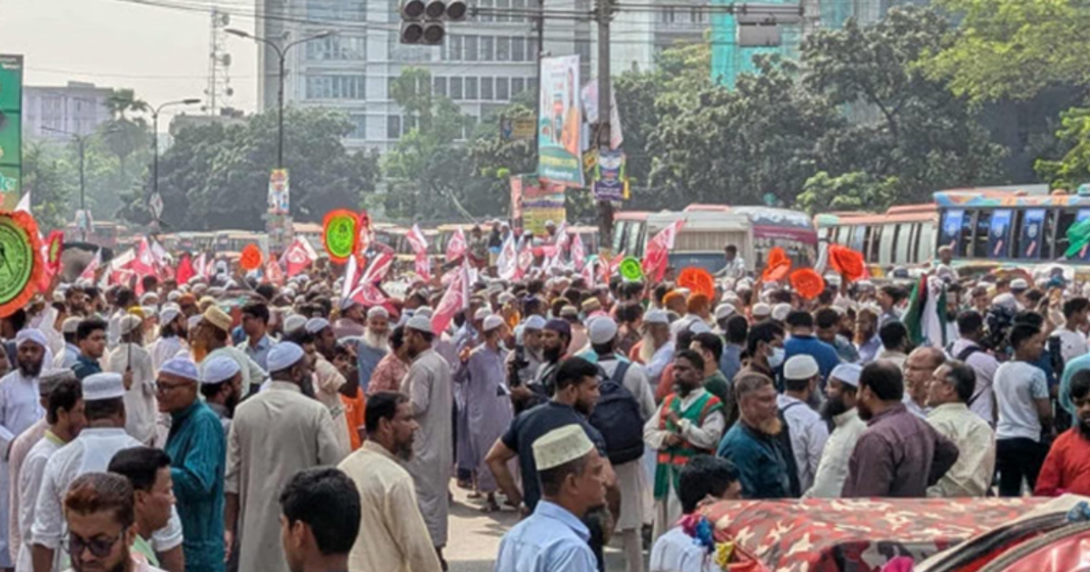 নভেম্বরে গণভোটের দাবিতে উত্তাল পল্টন, যান চলাচল বন্ধ