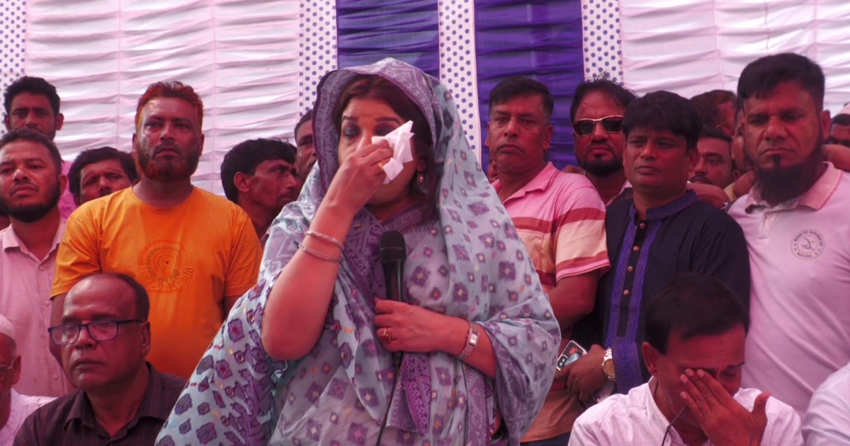 আবেগঘন মুহূর্তে অশ্রুসজলে শামা ওবায়েদ বলেন,ছোট ভাই-বোনের রক্তের বিনিময়ে আজ আমরা গণতন্ত্রের পথে