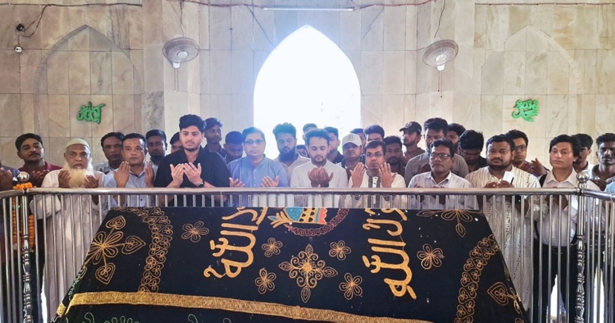 জিয়াউর রহমানের জন্মভূমি থেকেই মাজার জিয়ারতের মাধ্যমে রাজনৈতিক যাত্রা শুরু করলেন মীর স্নিগ্ধ