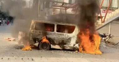 রাজধানী উত্তরায় হঠাৎ মাইক্রোবাসে আগুন