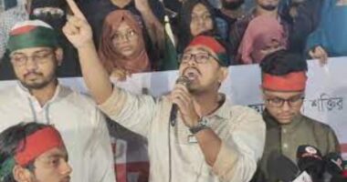 আপা আইতেসে ! আমরা খুঁজতেছি, ছাত্র–জনতা খুনি হাসিনার দোসরদের যেখানেই পাবে, লাল করে দেবে : ডাকসু ভিপি