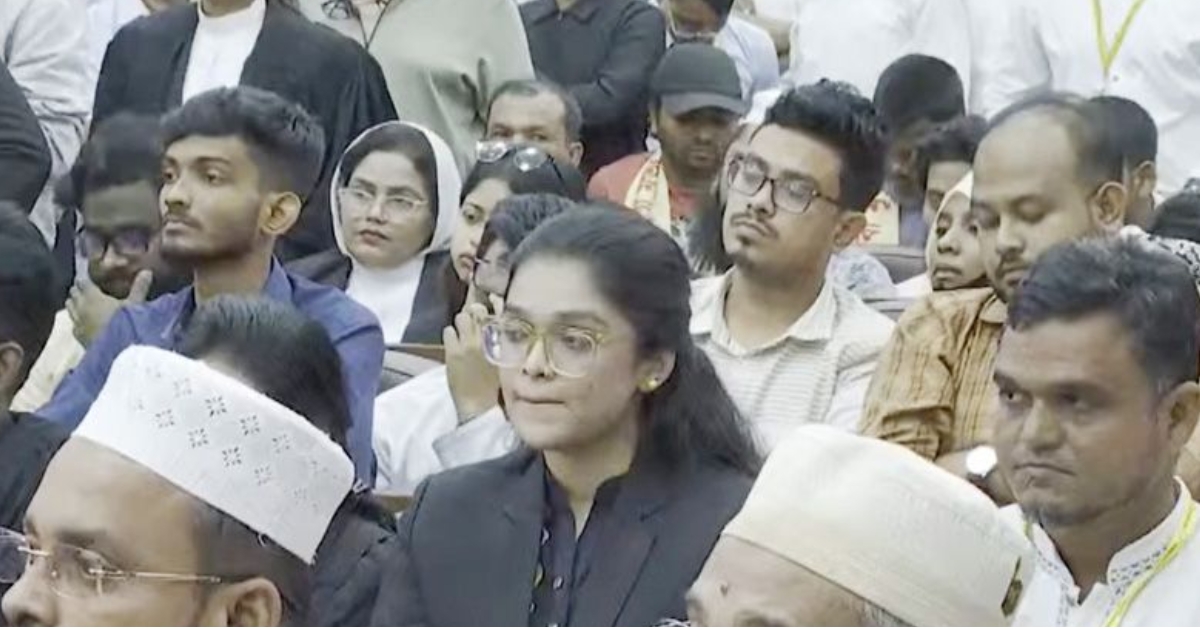 ঐতিহাসিক রায় শুনতে আন্তর্জাতিক অপরাধ ট্রাইব্যুনালে একই কাতারে ছাত্রনেতারা