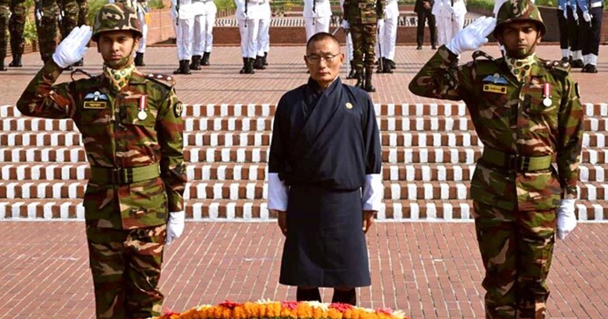 ঢাকায় পা রাখতেই শহীদদের স্মরণ, সাভার স্মৃতিসৌধে ভুটানের প্রধানমন্ত্রীর শ্রদ্ধা