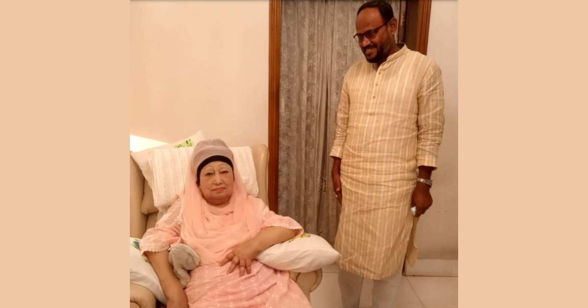 বেগম খালেদা জিয়াকে জাতীয় বিপ্লব ও সংহতি দিবসের আমন্ত্রণপত্র পৌঁছে দিলেন টুকু