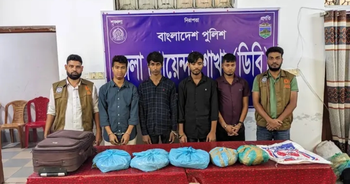 নাটোরে ৫ কেজি গাঁজা সহ ৪ মাদক ব্যবসায়ী আটক