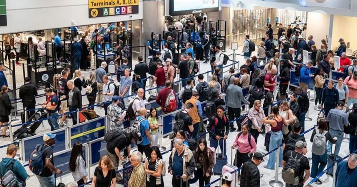 শাটডাউনে বিপর্যস্ত যুক্তরাষ্ট্র, একদিনে বাতিল ১৪০০ ফ্লাইট