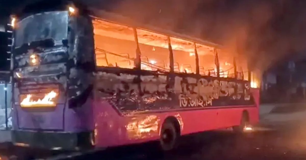 গাজীপুরে এক রাতে তিন বাসে আগুন দিলো দুর্বৃত্তরা