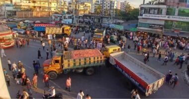 বালুভর্তি ট্রাক দিয়ে সড়ক অবরোধ বিএনপির একাংশ, মিন্টুর শোডাউনে বাধা-হামলা
